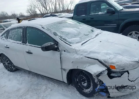 2016 Ford Focus S z USA, uszkodzony, nr VIN 1FADP3E27GL274268